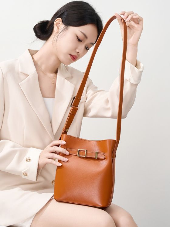 Elova Handcrafted Genuine Leather Crossbody Bag in Black - E640