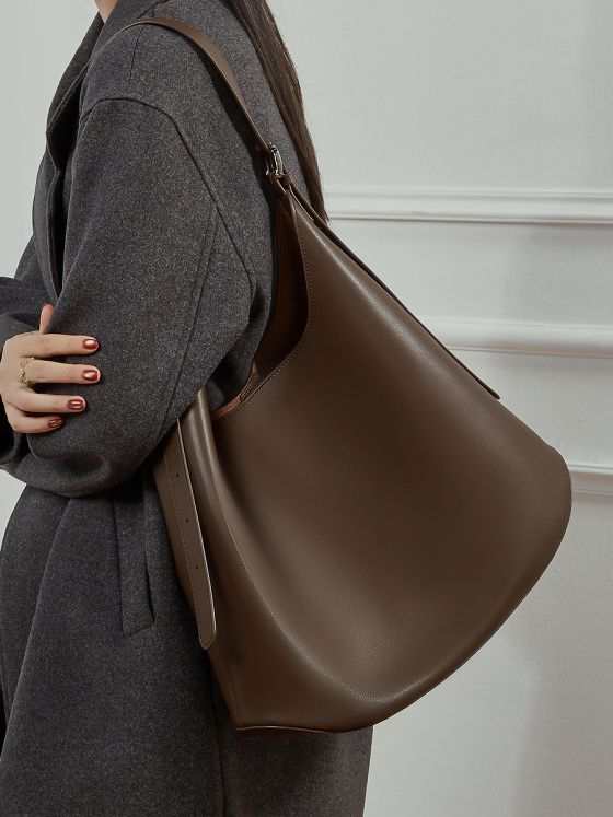 Elova Handcrafted Genuine Leather Crossbody Bag in Black - E766