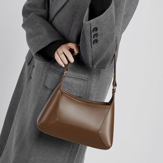 Elova Handcrafted Genuine Leather Crossbody Bag in Black - E510 view 7