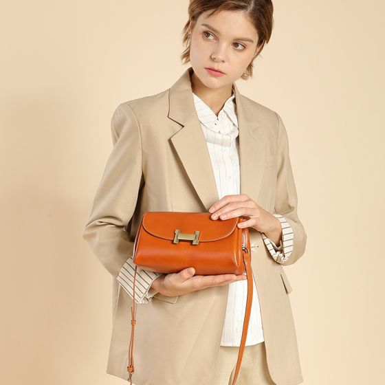 Elova Handcrafted Genuine Leather Crossbody Bag in Black - E499