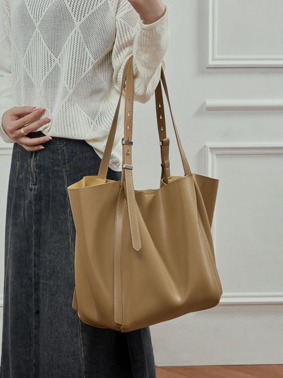 Elova Handcrafted Genuine Leather Tote Bag in Black - E777