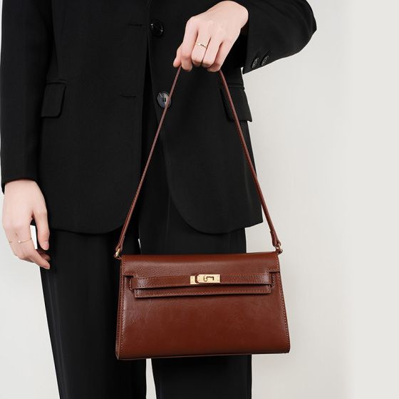 Elova Handcrafted Genuine Leather Bag in Black - E395