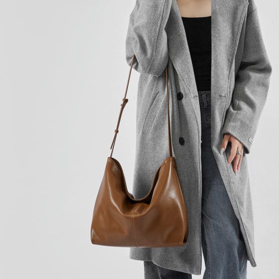 Elova Handcrafted Genuine Leather Crossbody Bag in Black - E471 view 7