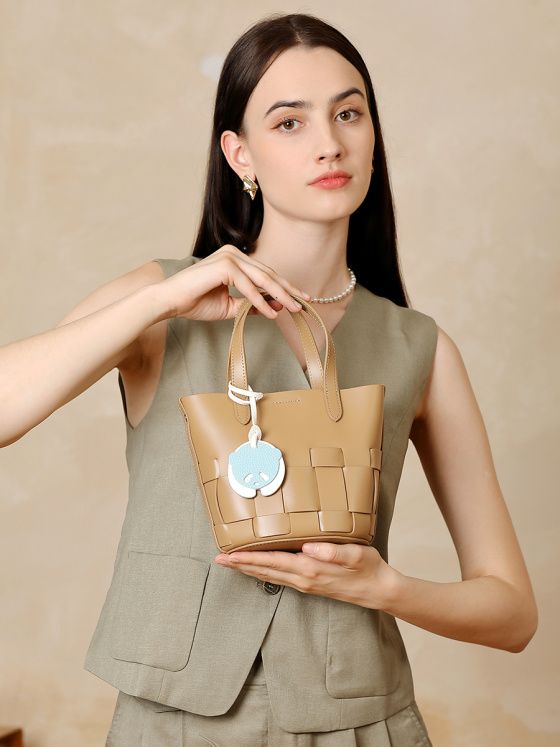 Elova Handcrafted Genuine Leather Crossbody Bag in Black - E672