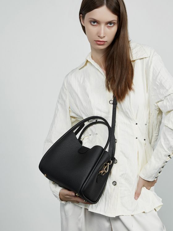 Elova Handcrafted Genuine Leather Crossbody Bag in Black - E628