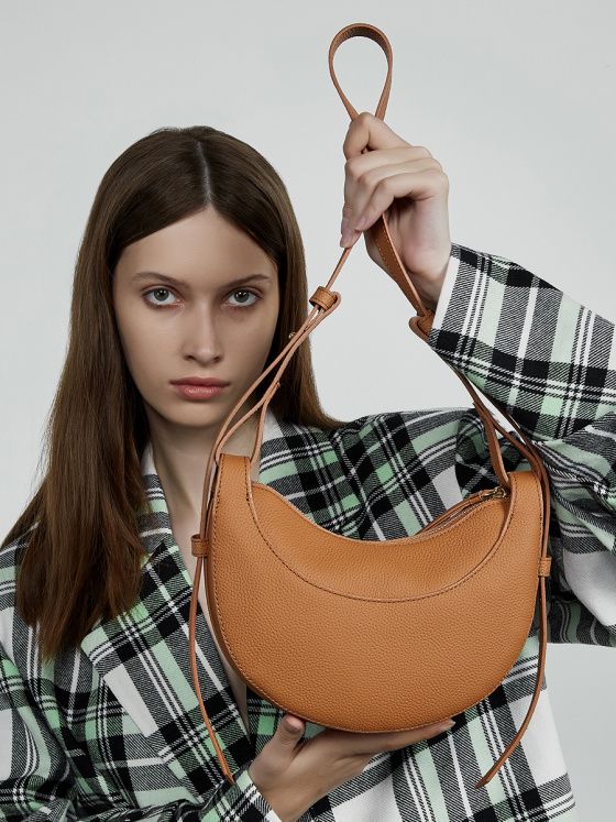 Elova Handcrafted Genuine Leather Shoulder Bag in Black - E630 view 3