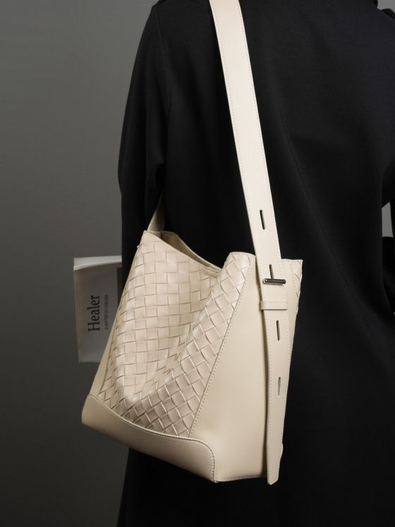 Elova Handcrafted Genuine Leather Crossbody Bag in Black - E451 view 5