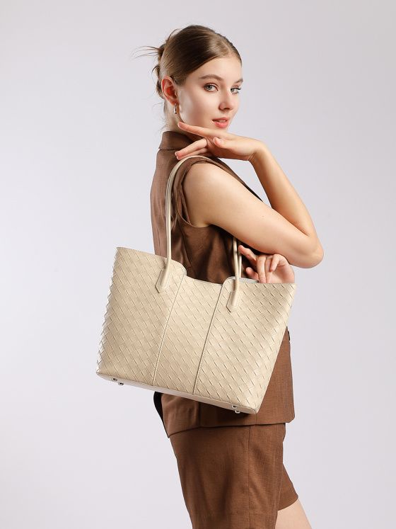 Elova Handcrafted Genuine Leather Bag in Black - E706