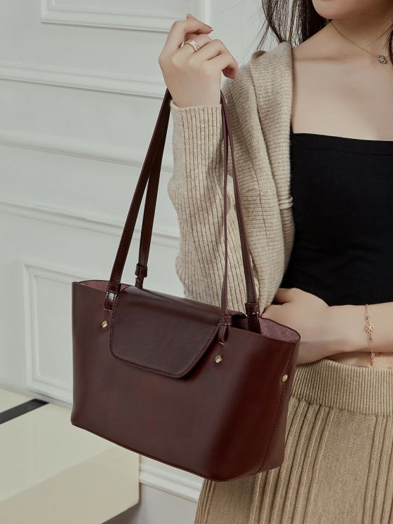 Elova Handcrafted Genuine Leather Crossbody Bag in Black - E761