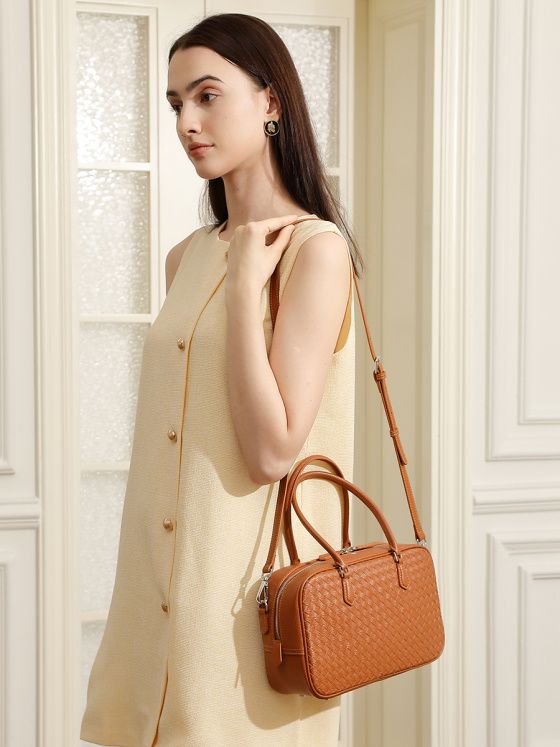 Elova Handcrafted Genuine Leather Crossbody Bag in Black - E673 view 4