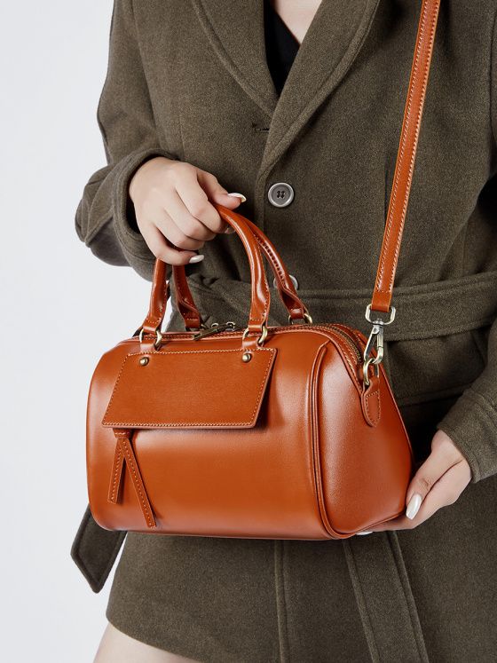 Elova Handcrafted Genuine Leather Crossbody Bag in Black - E492