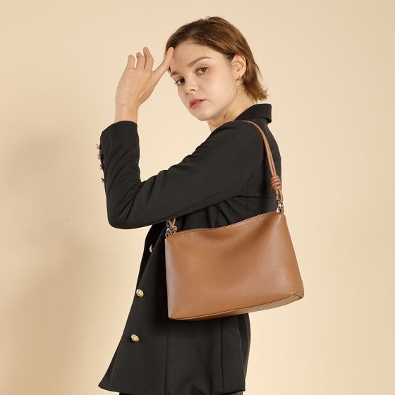 Elova Handcrafted Genuine Leather Crossbody Bag in Black - E503 view 2