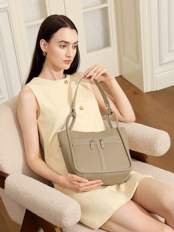 Elova Handcrafted Genuine Leather Crossbody Bag in Black - E692