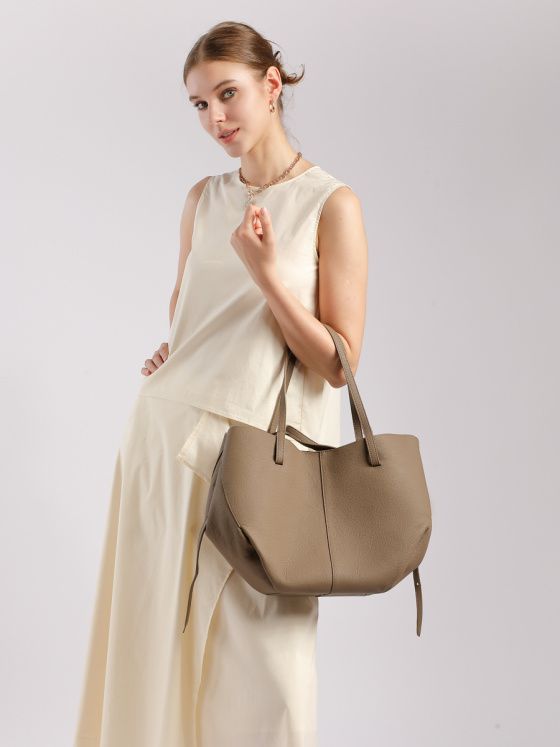 Elova Handcrafted Genuine Leather Tote Bag in Black - E719