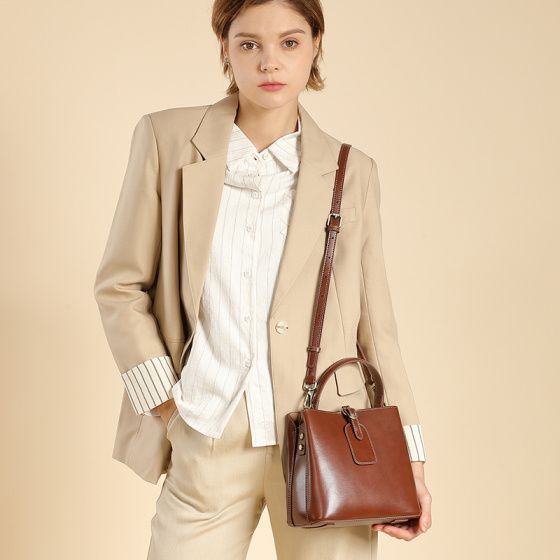 Elova Handcrafted Genuine Leather Crossbody Bag in Black - E495