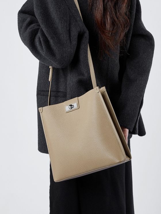 Elova Handcrafted Genuine Leather Crossbody Bag in Black - E490 view 6