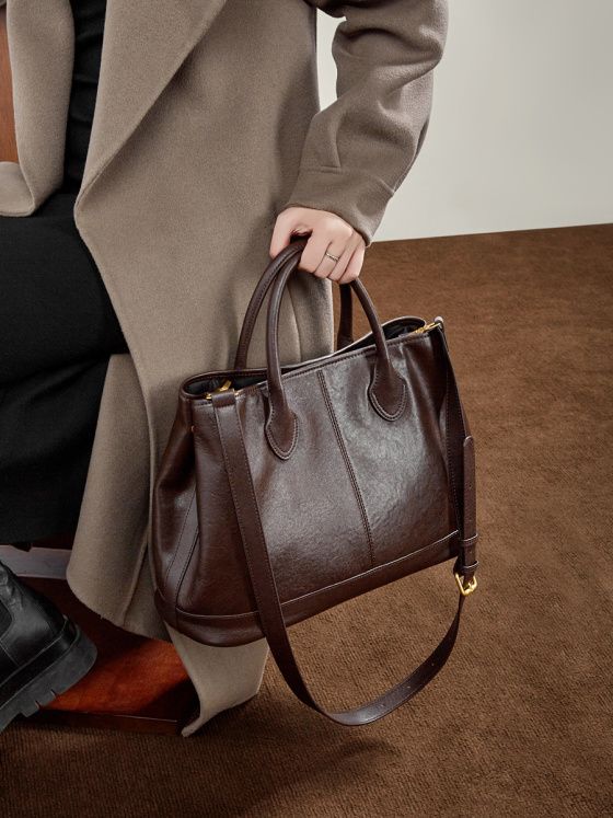 Elova Handcrafted Genuine Leather Crossbody Bag in Black - E803