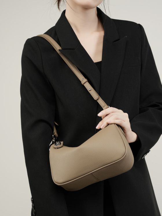 Elova Handcrafted Genuine Leather Crossbody Bag in Black - E459