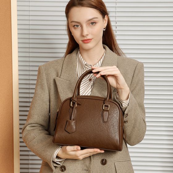 Elova Handcrafted Genuine Leather Crossbody Bag in Black - E523 view 5