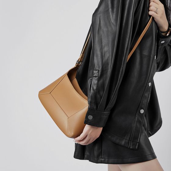 Elova Handcrafted Genuine Leather Crossbody Bag in Black - E510