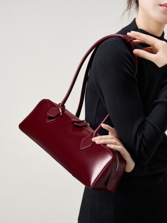 Elova Handcrafted Genuine Leather Bag in Black - E545