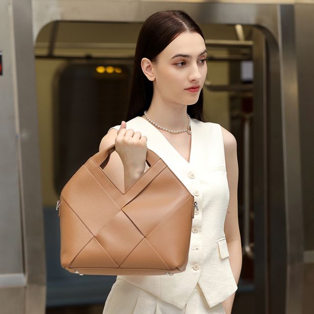 Elova Handcrafted Genuine Leather Bag in Black - E688 view 8