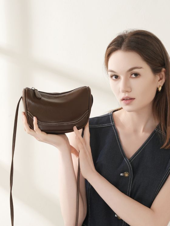 Elova Handcrafted Genuine Leather Crossbody Bag in Black - E606