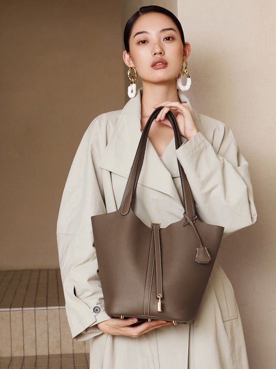 Elova Handcrafted Genuine Leather Shoulder Bag in Black - E733