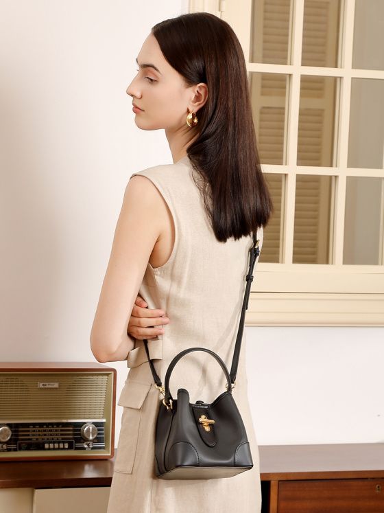 Elova Handcrafted Genuine Leather Shoulder Bag in Black - E674