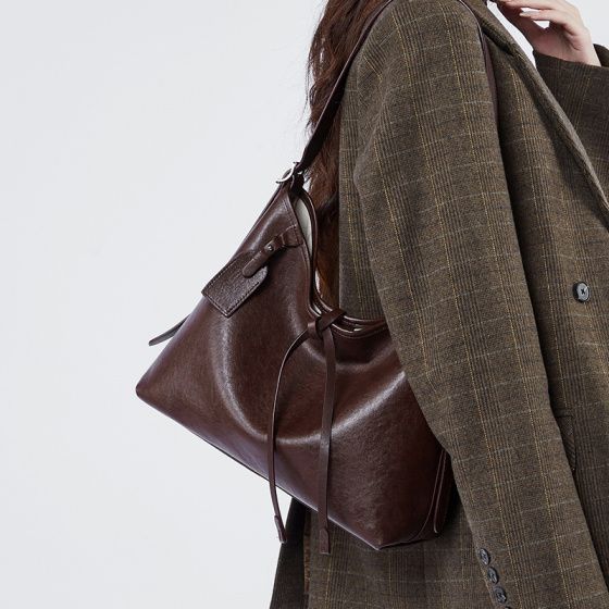 Elova Handcrafted Genuine Leather Crossbody Bag in Black - E509