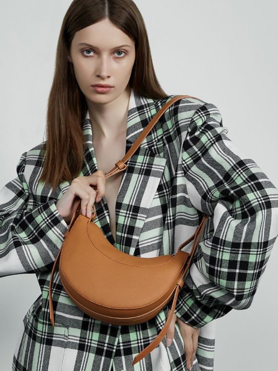 Elova Handcrafted Genuine Leather Shoulder Bag in Black - E630 view 2