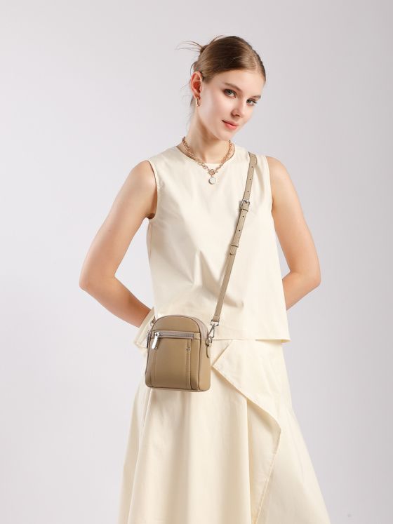 Elova Handcrafted Genuine Leather Togo Crossbody Bag in Black - E713