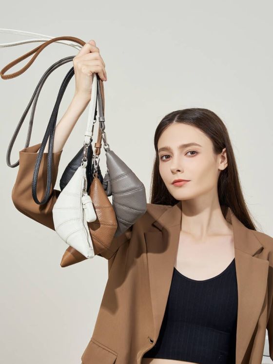 Elova Handcrafted Genuine Leather Wallet in Black - E416