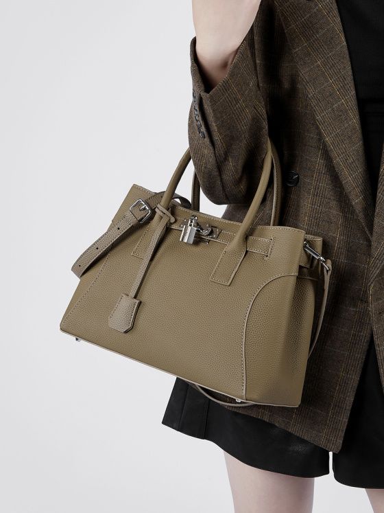 Elova Handcrafted Genuine Leather Crossbody Bag in Black - E508