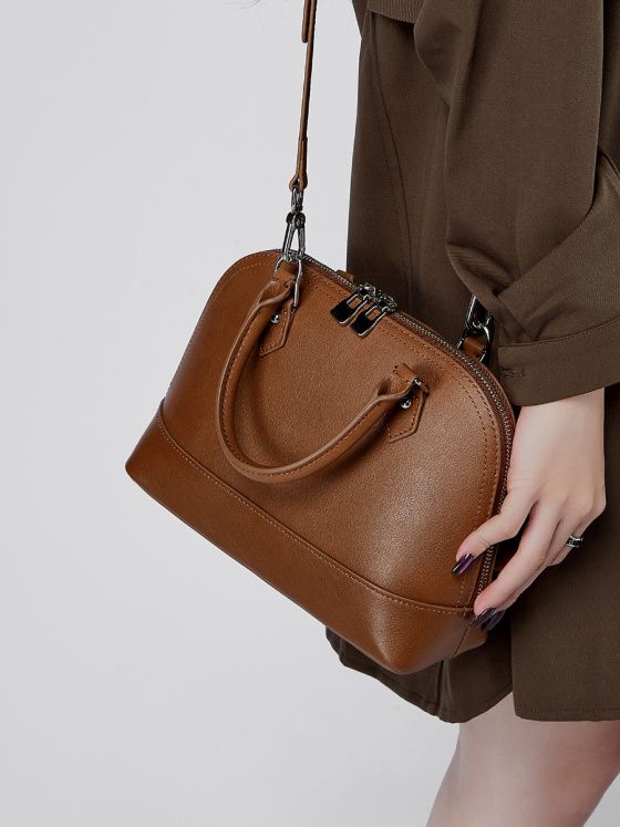 Elova Handcrafted Genuine Leather Crossbody Bag in Black - E530