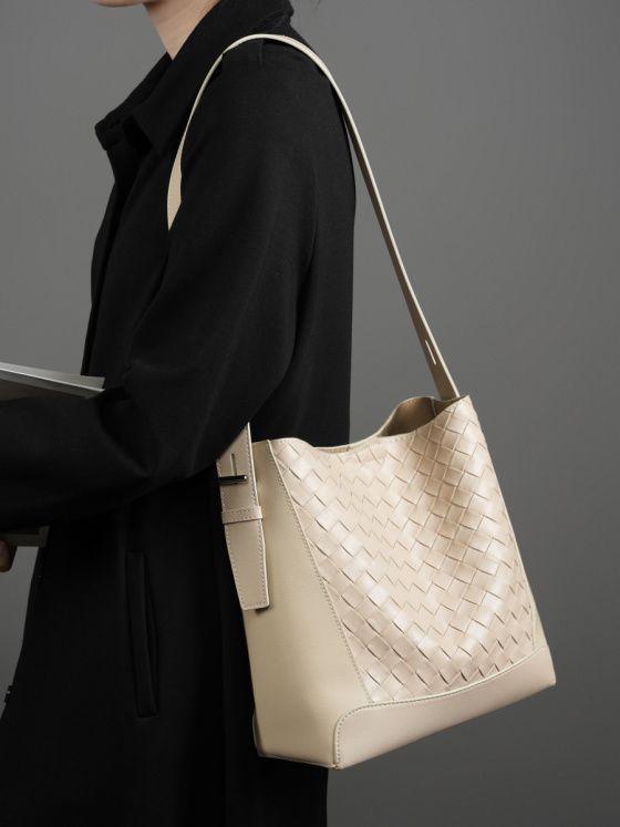 Elova Handcrafted Genuine Leather Crossbody Bag in Black - E451 view 4