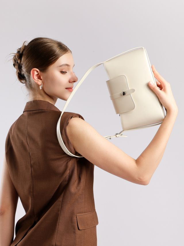 Elova Handcrafted Genuine Leather Bag in Black - E720 view 8