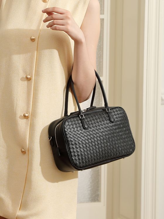 Elova Handcrafted Genuine Leather Crossbody Bag in Black - E673 view 8