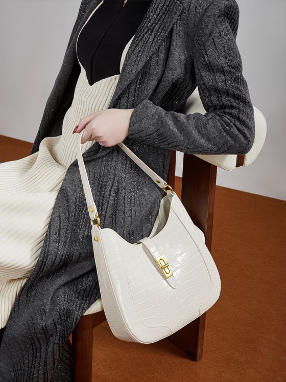 Elova Handcrafted Genuine Leather Bag in Black - E819