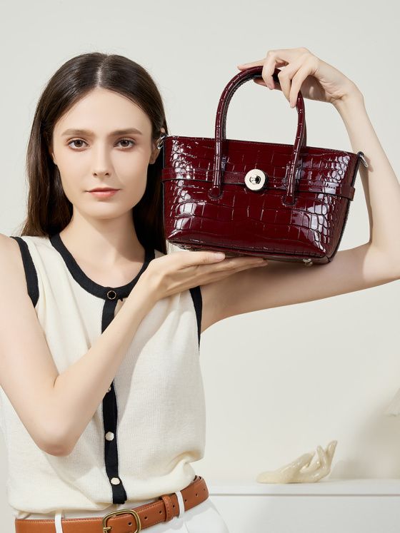 Elova Handcrafted Genuine Leather Crossbody Bag in Black - E404