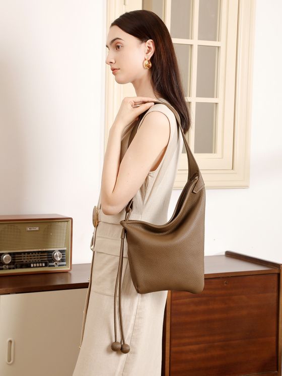 Elova Handcrafted Genuine Leather Crossbody Bag in Black - E681