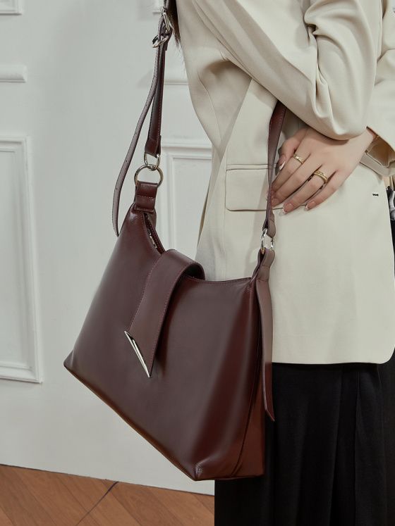 Elova Handcrafted Genuine Leather Crossbody Bag in Black - E763