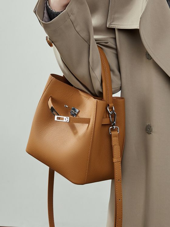 Elova Handcrafted Genuine Leather Crossbody Bag in Black - E781