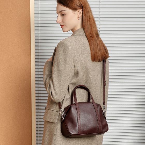 Elova Handcrafted Genuine Leather Crossbody Bag in Black - E520 view 4