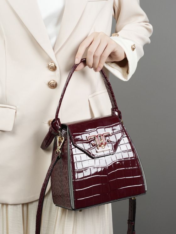 Elova Handcrafted Genuine Leather Crossbody Bag in Black - E449