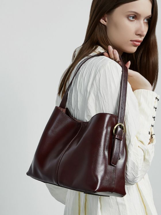 Elova Handcrafted Genuine Leather Bag in Black - E644