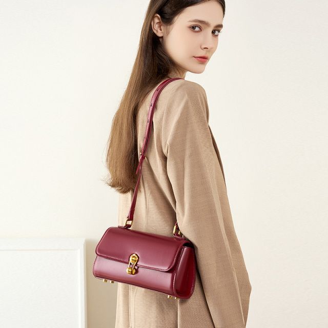 Elova Handcrafted Genuine Leather Crossbody Bag in Black - E402 view 8