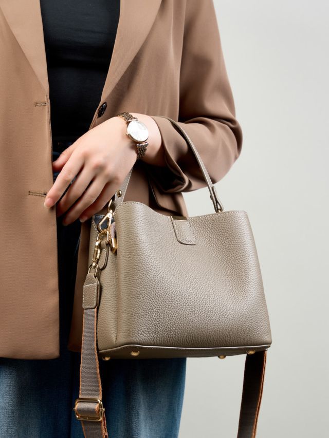 Elova Handcrafted Genuine Leather Crossbody Bag in Black - E618 view 8