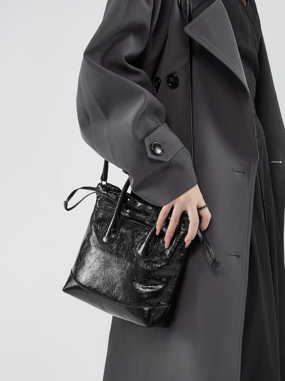 Elova Handcrafted Genuine Leather Crossbody Bag in Black - E475