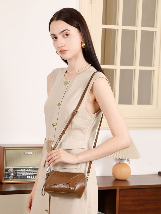 Elova Handcrafted Genuine Leather Crossbody Bag in Black - E684 view 8